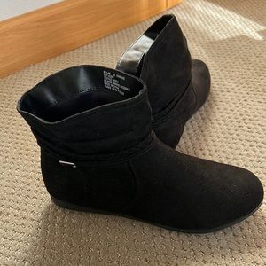New with box Arizona brand black booties. Size 8.5 medium. Never worn.
